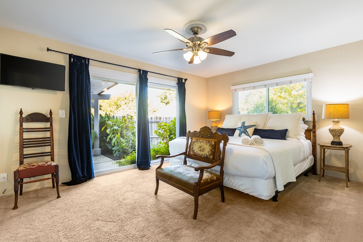 تحتوي غرفة النوم الأساسية على سرير كبير وإمكانية الوصول إلى الفناء الخلفي وتلفزيون وحمام داخلي.