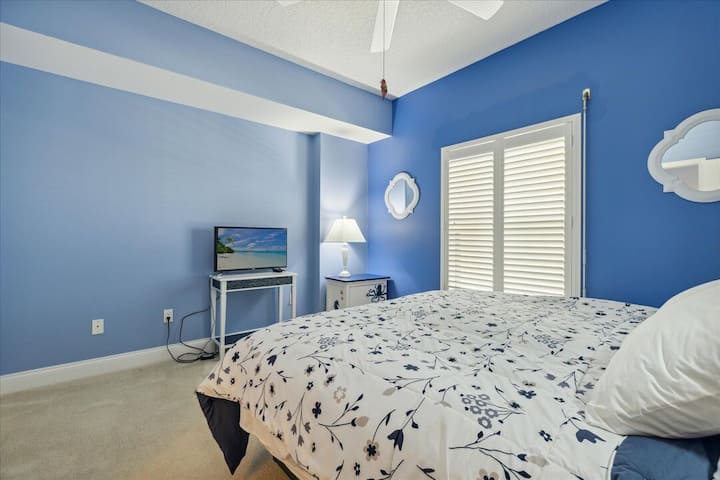 Chumba cha kulala cha wageni kilicho na kitanda cha watu wawili na pacha w/TV