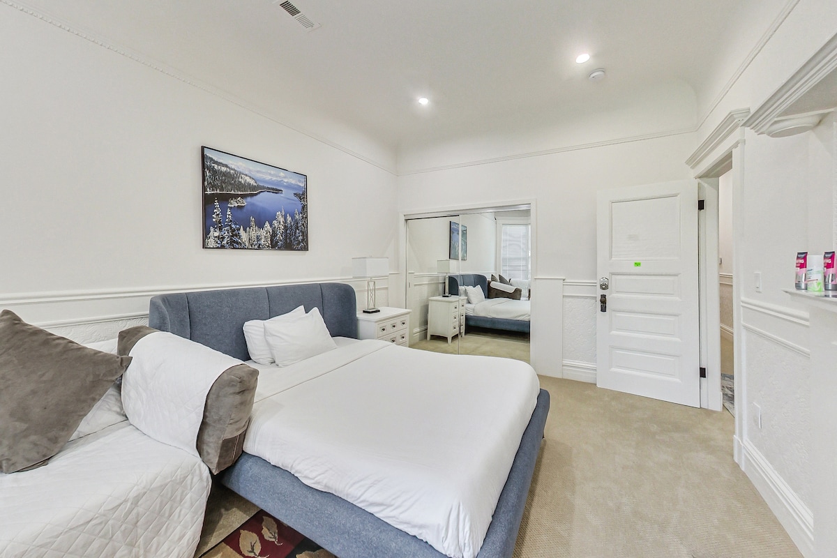 Chambre spacieuse au fond de l'appartement avec vue sur le jardin.