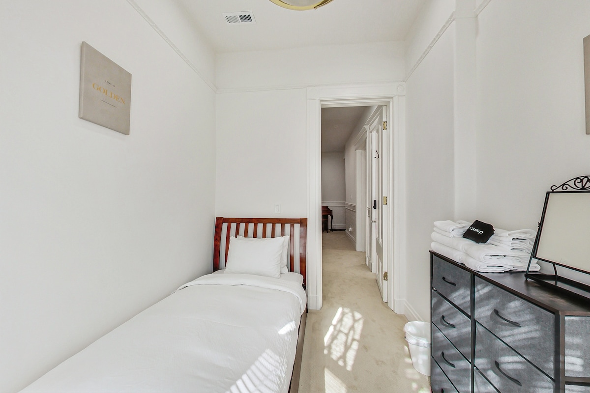 Спалня 5 е малка стая с единично легло с изглед към улицата на страницата.  Уютно е, но удобно. 