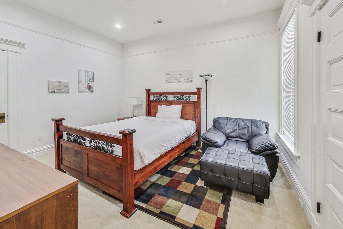 Спалня 3 е надолу по дългия коридор по пътя към кухнята и срещу половин баня.

Между спални 2 и 3 има тоалетна масичка за крик и джил