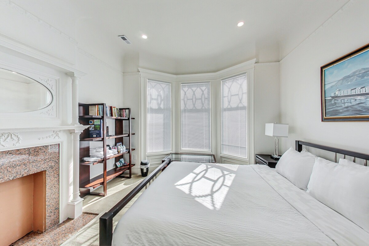 Спалня 1 е  голяма стая в предната част на къщата с изглед към улица „Пейдж “. 