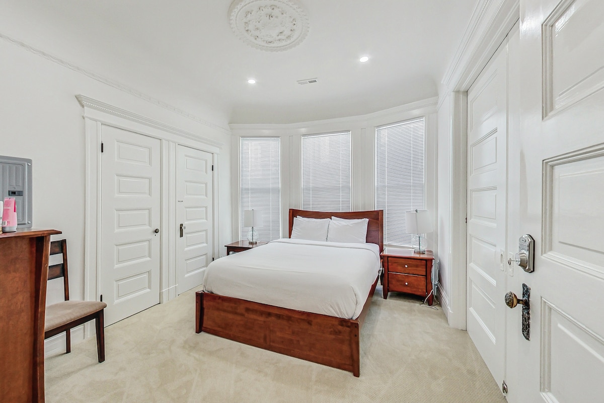 Спалня 2 е надолу по дългия коридор по пътя към кухнята и срещу половин баня.

Между спални 2 и 3 има тоалетна масичка за крик и джил