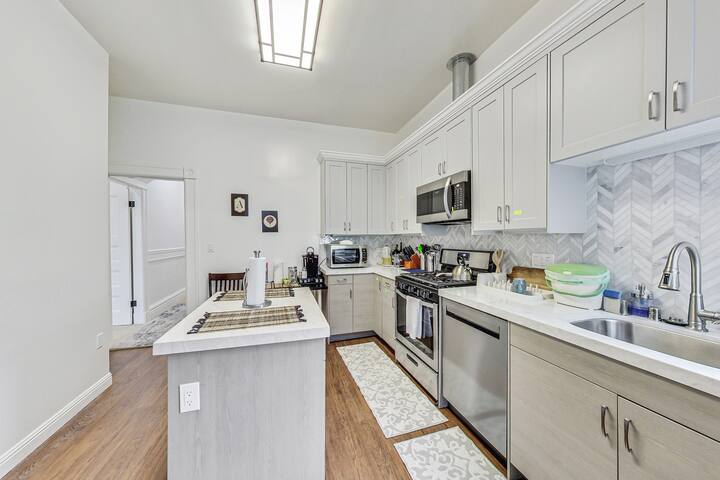 In the Heart of Haight Ashbury 5 Bedroom House gallery image 3