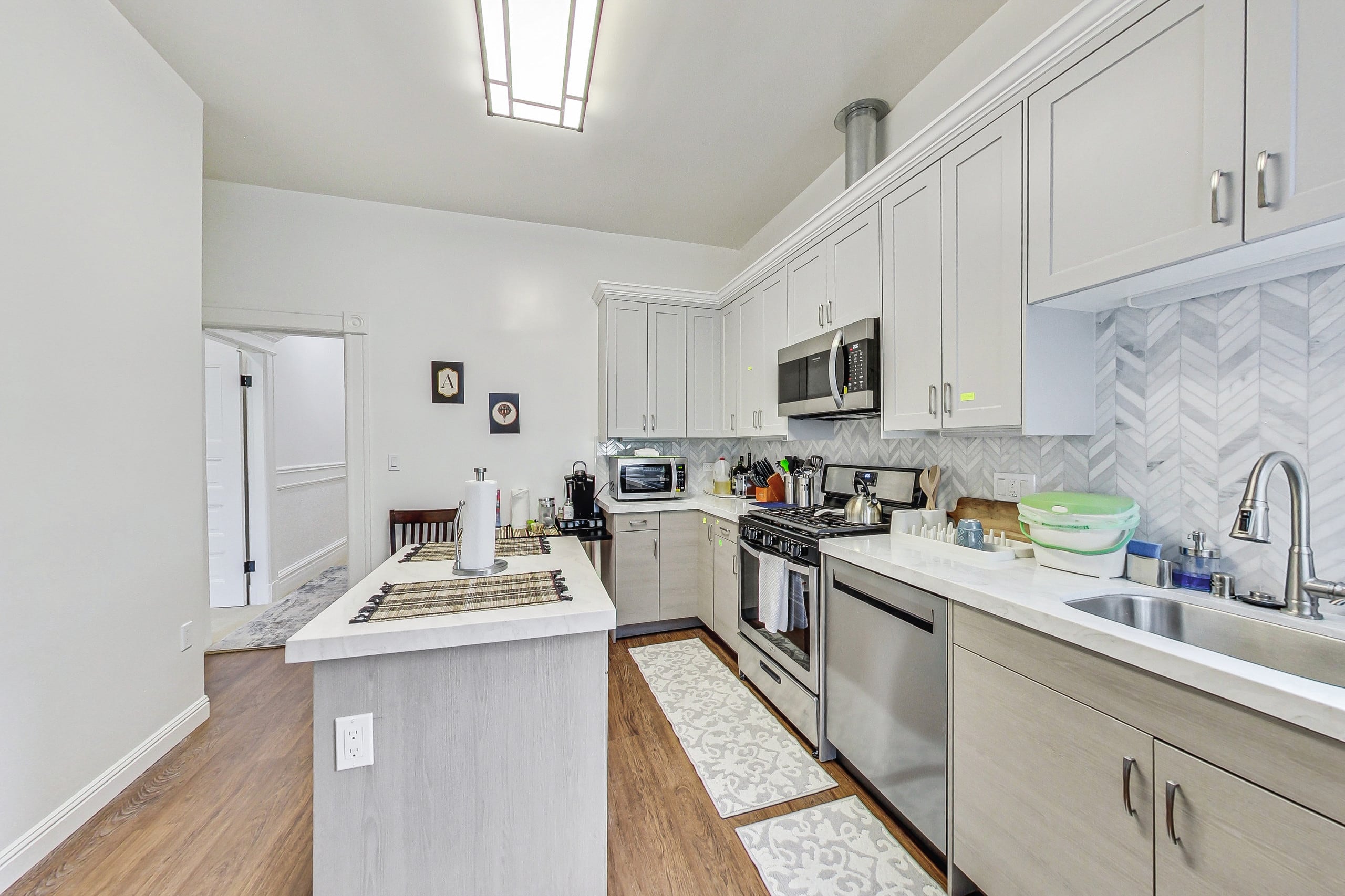 Home in San Francisco · ★5.0 · 5 bedrooms · 5 beds · 1.5 baths - Image 3