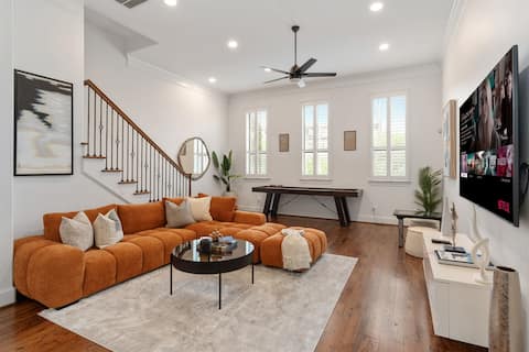 Top Airbnb: Modern Townhouse, Walk Score 88, Downtown Dallas in Main Street District