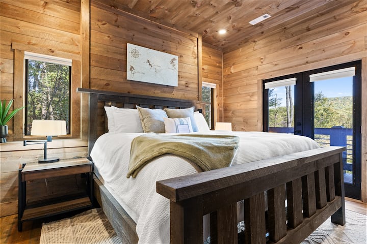 King Suite 3 attached to full bathroom. We provide all the luxury bathroom essentials you'll need for your stay. No starter packs here.