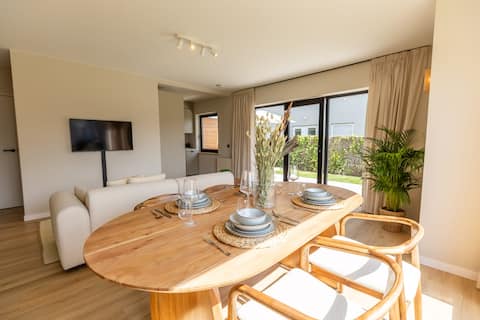 Successful Airbnb property: Huswell - Charming Apartment with Garden & Parking in Wijk 07 Cadzand