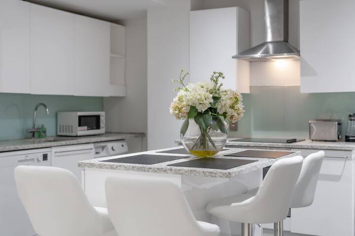 Deluxe 3-bedroom Apartment gallery image 4