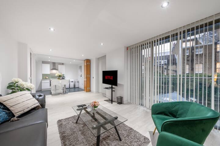 Deluxe 3-bedroom Apartment gallery image 3