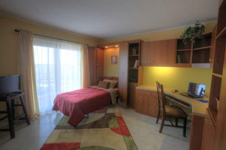 Dormitorio de invitados con dos camas individuales Murphy