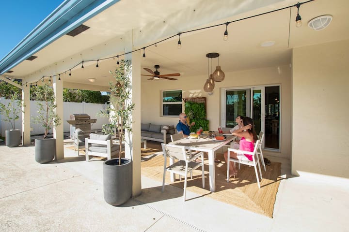 Villa Sunset – Elegant Waterfront 4Bdr w/ Heated P gallery image 3