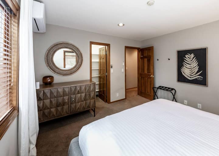 Entrada al dormitorio con almacenamiento elegante y diseño limpio