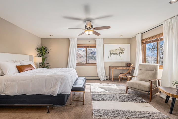 Amplio dormitorio principal con asientos y luz natural.