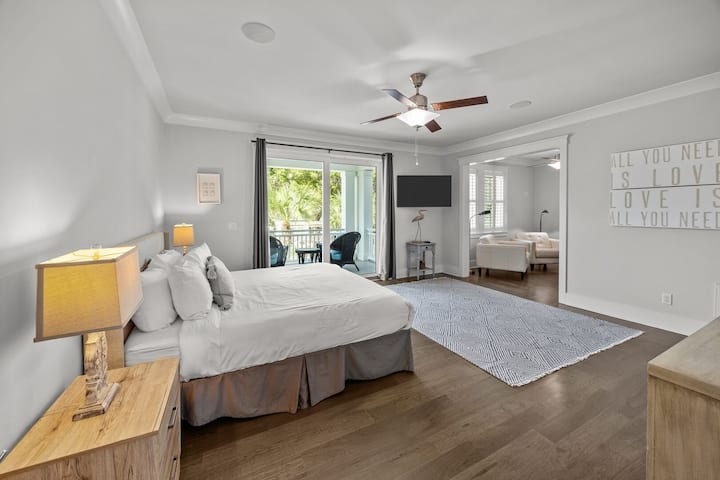 ¡Balcón privado con vistas a la piscina y al área de estar!