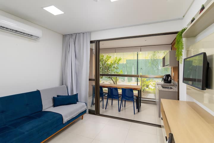 Woonkamer geïntegreerd met het balkon, moderne en gezellige omgeving, met woonkamer, compacte keuken en glazen balkon voor aangename momenten.