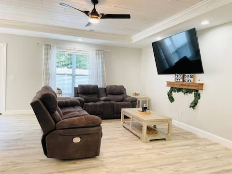 Top Airbnb: 4 bedroom North Port w/ Hot Tub in Huron