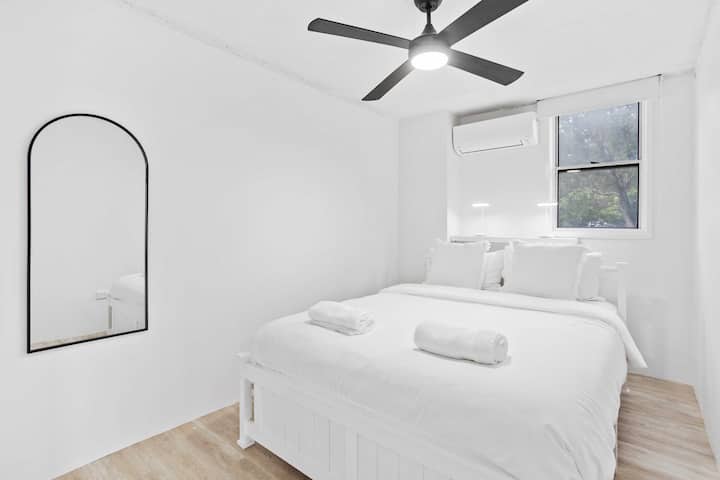 Chambre principale avec literie luxueuse