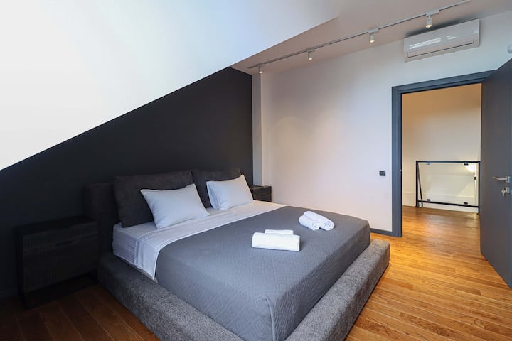 Este acogedor dormitorio cuenta con una cama tamaño king, sábanas suaves y aire acondicionado para mantenerte cómodo.