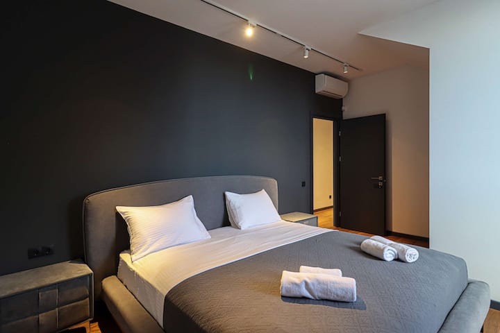 Disfruta de la comodidad en este acogedor dormitorio con una cama tamaño king y aire acondicionado para un sueño reparador.