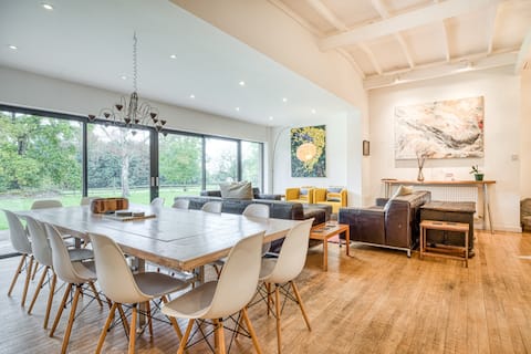 Stunning 6 Bedroom with Swimming Pool & Sauna