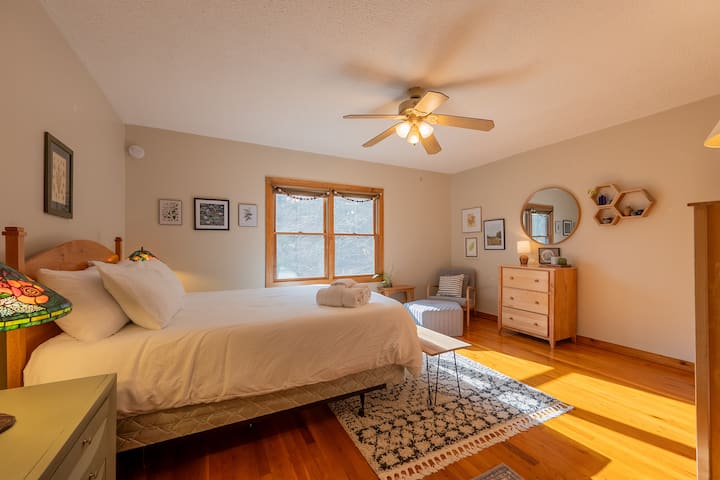 Štvrtá spálňa, na poschodí, manželská posteľ, kúpeľňa.