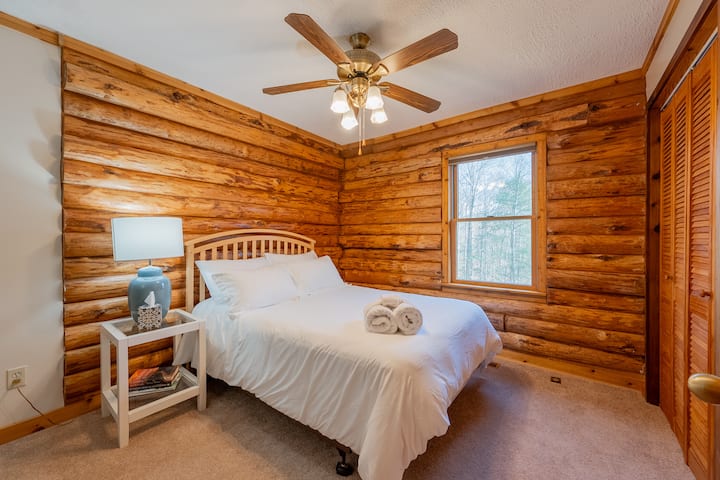 3. spálňa, menšia manželská posteľ s kancelárskymi priestormi.