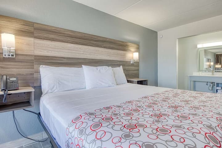 Unit with King bed. Exact unit will be assigned upon arrival. Views, colors, and decor may vary.