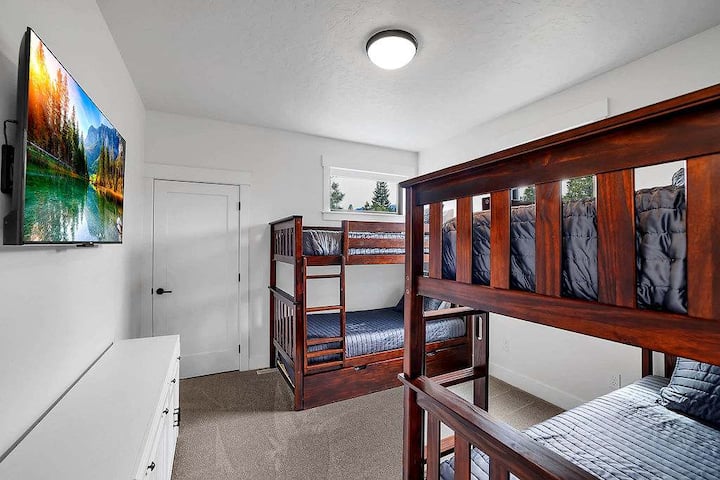 Მყუდრო ორსართულიანი საწოლები ყველა წლის ასაკისთვის + ტრუნდლი