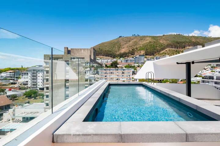 Serene 2BR Sea Point Apt | Pool & Ocean Haven gallery image 2