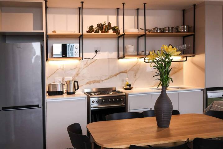 Serene 2BR Sea Point Apt | Pool & Ocean Haven gallery image 3