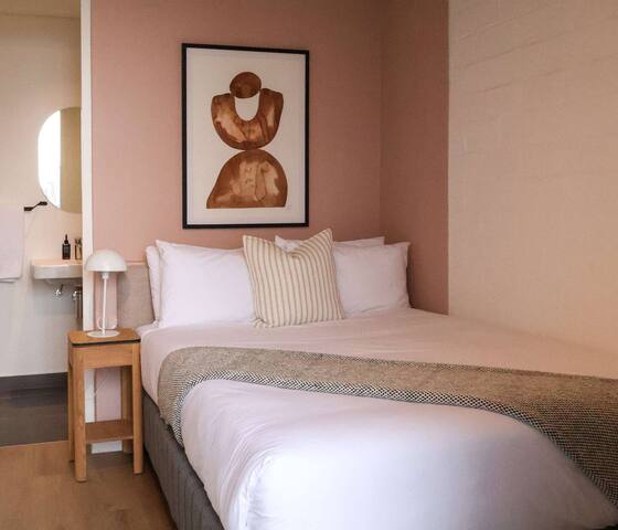 Serene 2BR Sea Point Apt | Pool & Ocean Haven gallery image 4