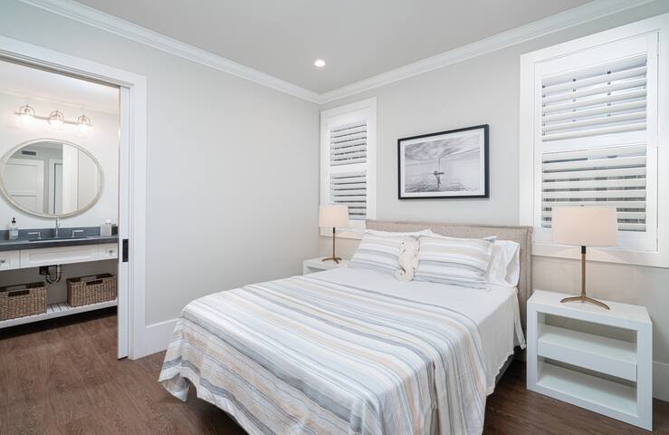 Coastal Luxury: Remodeled Duplex w/Rooftop Deck