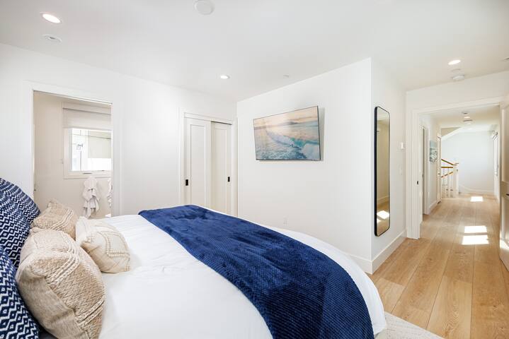 New Chic Remodel w/ Rooftop Deck: 123 30th B