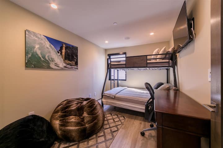 חדר שינה עם 5 מיטות קומותיים