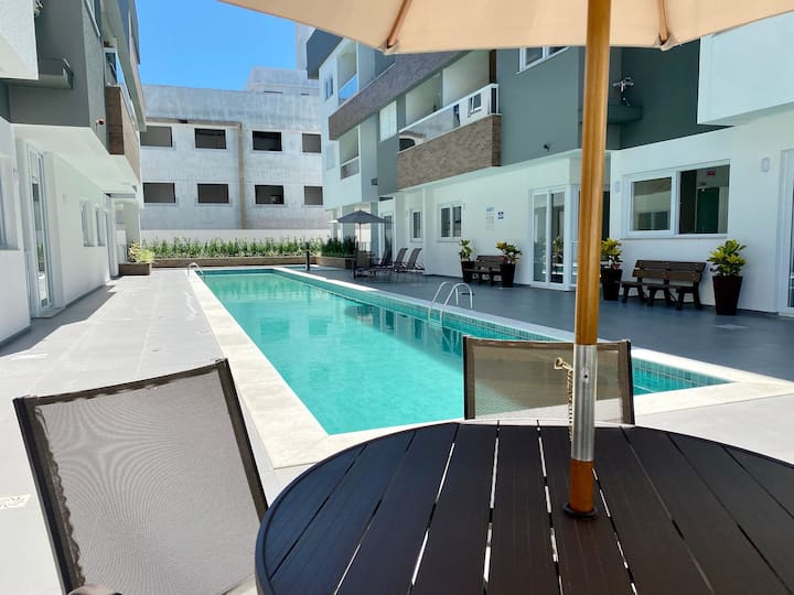 Praia, Piscina Em Residencial Com Academia - Florianópolis