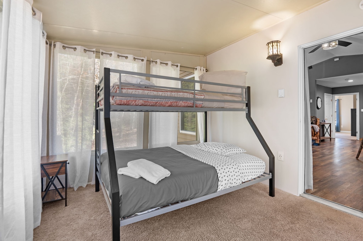 Un moderno letto a castello in metallo offre sistemazioni confortevoli per dormire, perfette per amici o familiari.