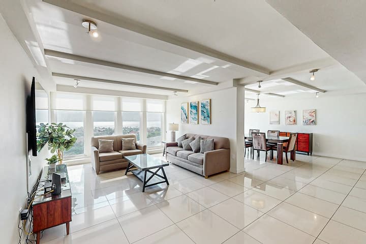 Imagen de Apartamento de playa de 3 dormitorios con vistas al golfo y aire acondicionado central {1}