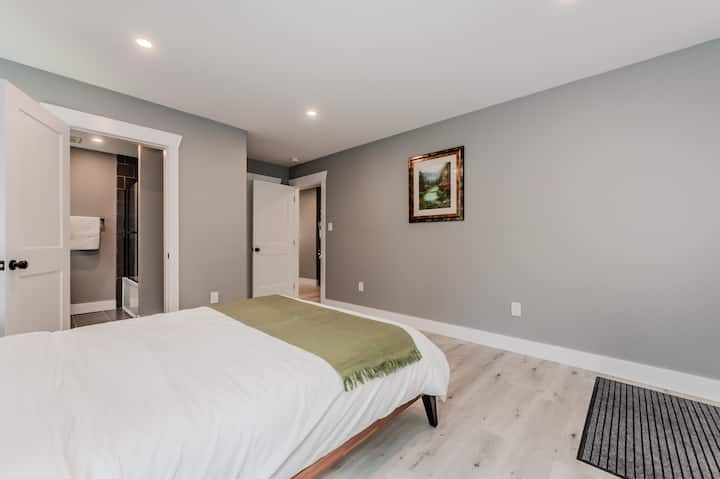 Quarto 1: desfrute da tranquilidade do quarto principal, com uma cama aconchegante, decoração contemporânea e acesso direto a um banheiro privativo para sua comodidade e relaxamento.