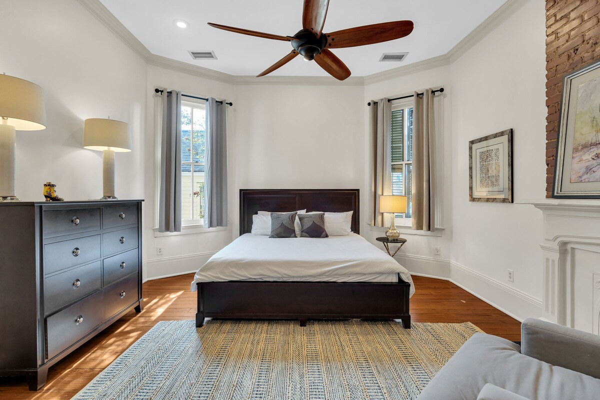 Класична архитектура во Њу Орлеанс со удобни, современи детали.