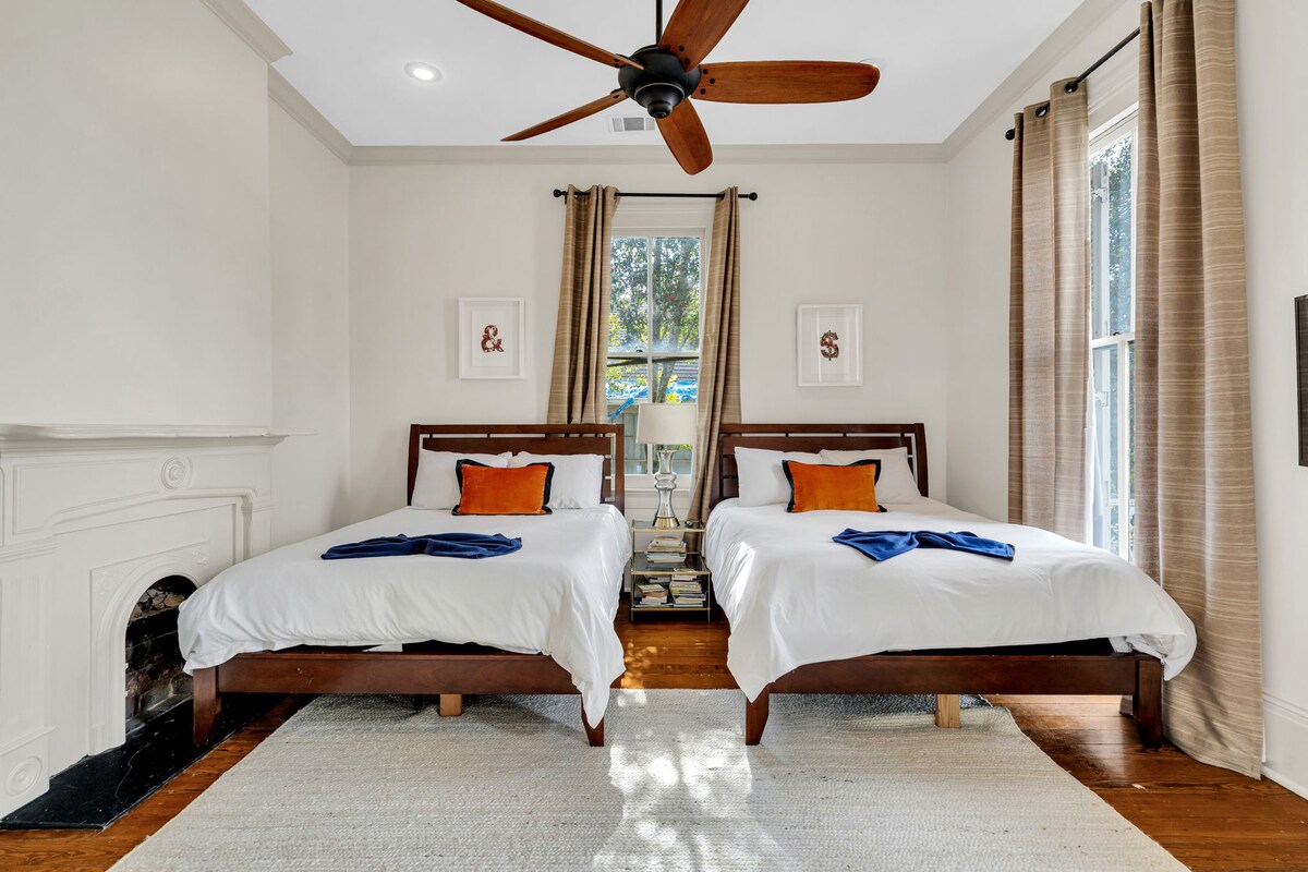 Удвојте ја удобноста во ова светло и стилско место за одмор.