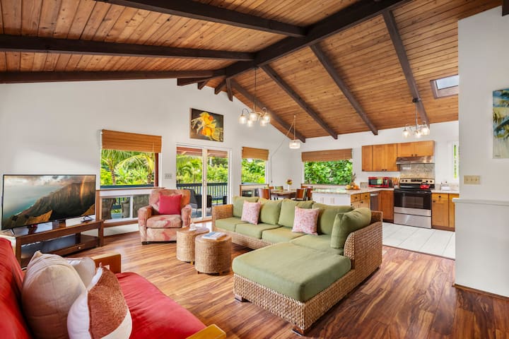 Hale Haena Kai – Hawaiiana Home, Walk to the Beach