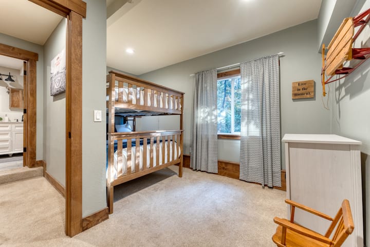 Dhoma e gjumit 2 ka një krevat marinari të plotë.