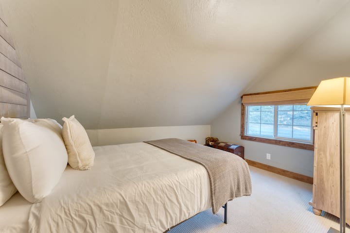 Dhoma e gjumit 3 ka një krevat dopio "queen".