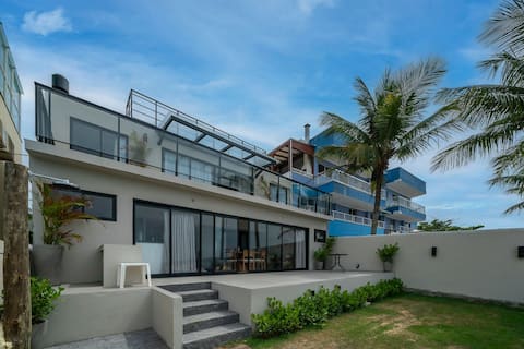 Casa Frente Mar located in the Center of Bombinhas