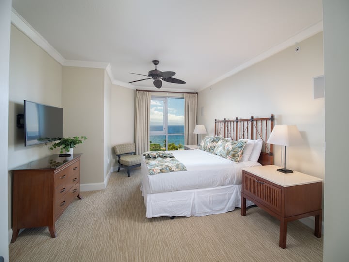 Pumzika katika chumba hiki cha kulala chenye mwonekano wa bahari kilicho na mapambo ya kitropiki, kitanda cha ukubwa wa kifalme na ufikiaji wa roshani ya kujitegemea yenye mandhari ya kupendeza ya Bahari ya Pasifiki.