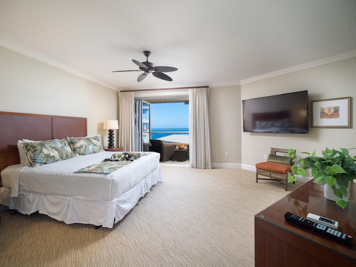 Amka upate mandhari ya ajabu ya bahari katika chumba hiki kikubwa cha kulala, kilicho na ufikiaji wa roshani ya moja kwa moja na vistawishi vya kifahari kwa ajili ya likizo bora ya kitropiki.