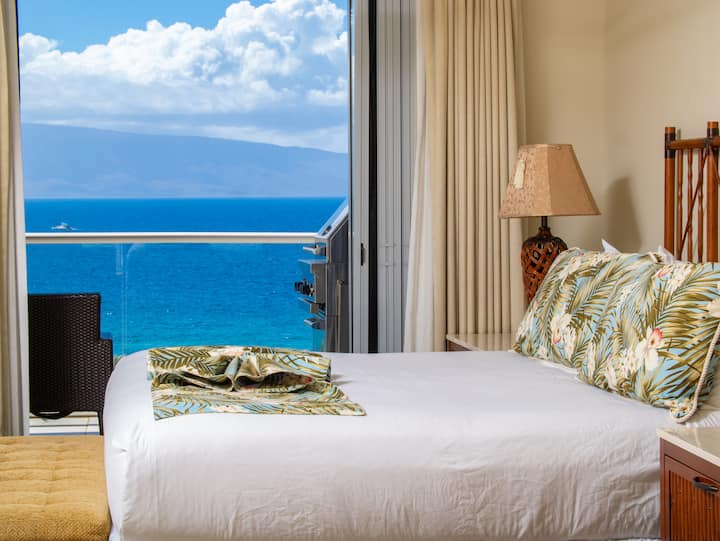 Amka upate mandhari ya ajabu ya bahari na uingie kwenye roshani yako ya kujitegemea katika chumba hiki kikuu cha kulala kilichopambwa vizuri, ukitoa tukio la amani na la kifahari la Maui.