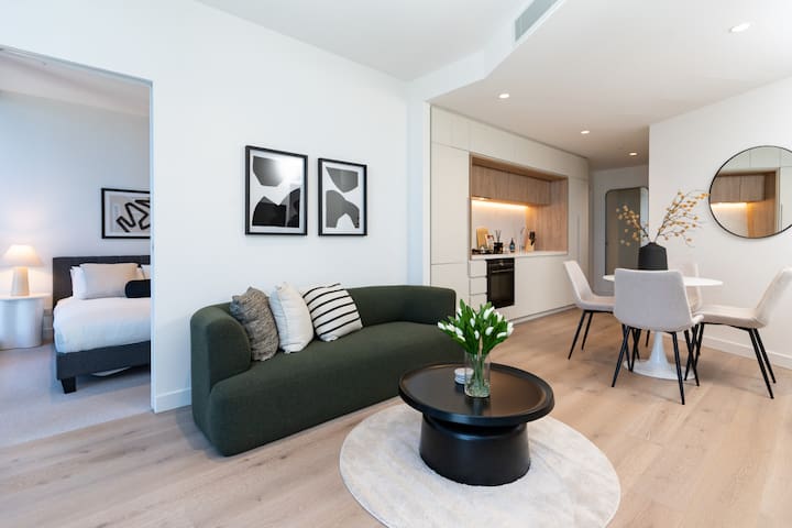 Amazing Pool! West Side Luxe 2B2B +Pool Gym Sauna