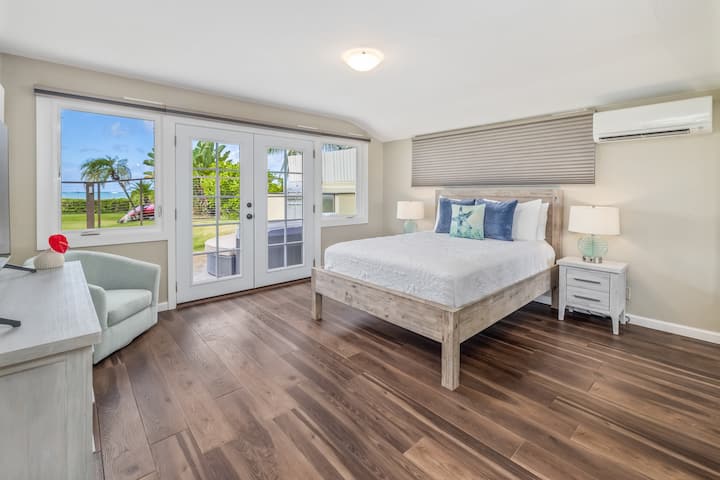 Chumba cha ziada kina kitanda cha ukubwa wa kifalme na milango inayoelekea kwenye baraza la kujitegemea.